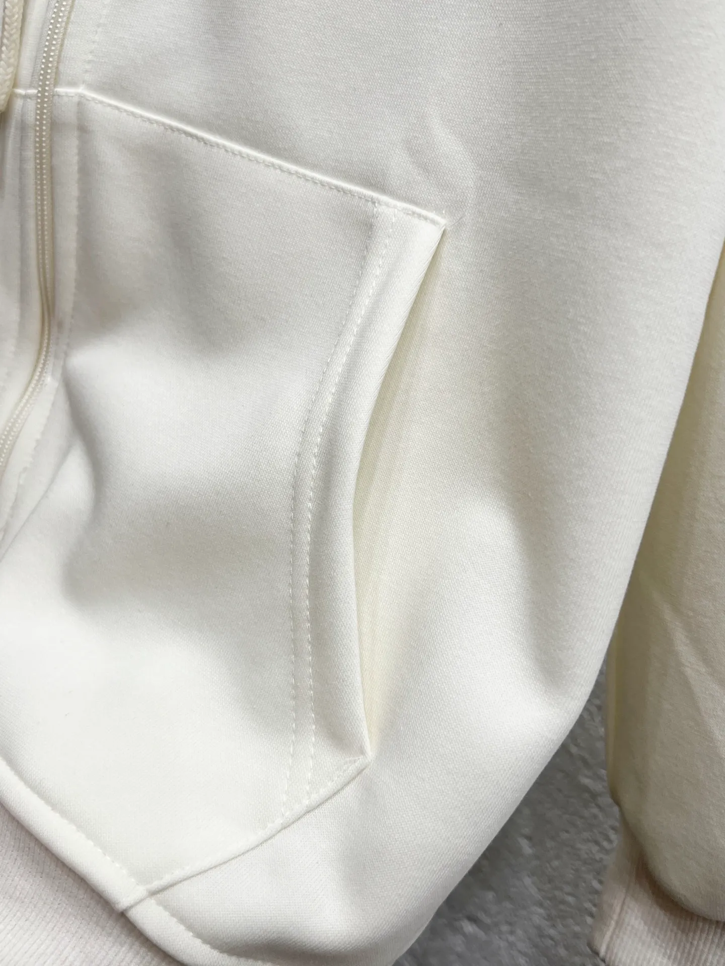 🅿️250 Style number: T65 pure cotton zipper sweatshirt, milky white, black, navy blue, gray, four colors Size: M-90-110kg L-110-130kg XL-130-150kg 2XL-150-170kg Color: milky white